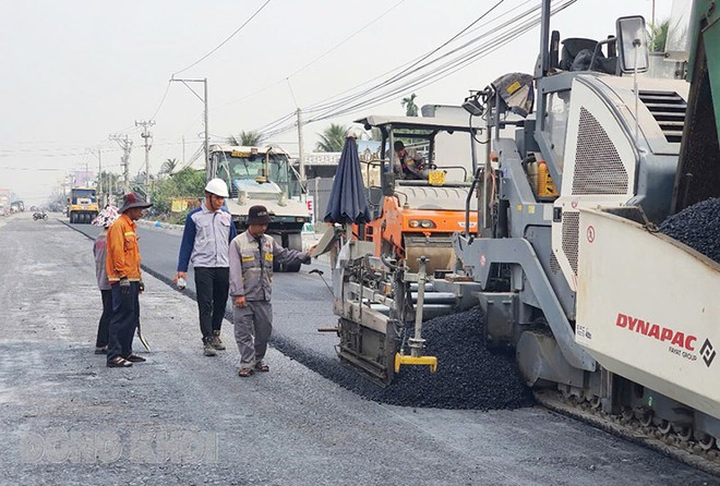 Thi công thảm mặt cầu Dự án cầu Rạch Miễu 2 (phía bờ Tiền Giang). Ảnh: Baodongkhoi online