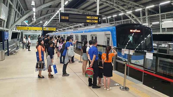 Hành khách đợi tàu metro số 1 tại ga Thủ Đức - Ảnh: Lê Toàn