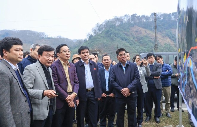 Thứ trưởng Nguyễn Danh Huy (người thứ hai từ bên trái) trong khảo sát thực tế tại các địa phương để phục vụ công tác báo cáo thẩm tra Dự án đầu tư xây dựng tuyến đường sắt Lào Cai - Hà Nội - Hải Phòng. 