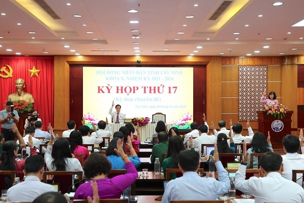 HĐND tỉnh khoá X biểu quyết thông qua chương trình kỳ họp thứ 17.