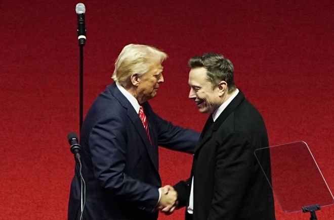 Tổng thống Mỹ Donald Trump (trái) và ông Elon Musk tại Washington, DC, ngày 19/1/2025. Ảnh: Kyodo/TTXVN