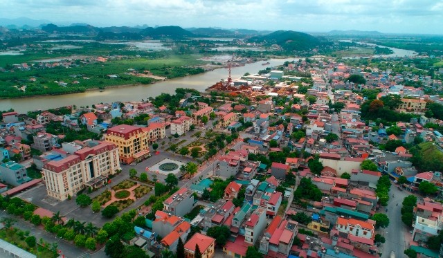 Kinh Môn là thị xã nằm ở vùng bán sơn địa, được bao bọc xung quanh và chia cắt bởi nhiều con sông lớn thuộc hệ thống sông Thái Bình, như sông Kinh Thầy, sông Đá Vách, sông Kinh Môn.