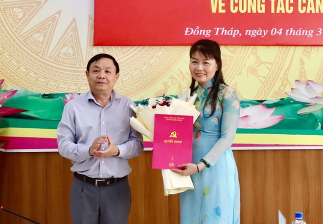 Phó Bí thư thường trực tỉnh ủy Đồng Tháp Phan Văn Thắng trao quyết định cho bà Phạm Thị Ngọc Đào. Ảnh: Cổng TTĐT Đồng Tháp