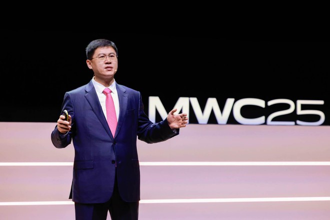 Ông Li Peng, Phó chủ tịch cấp cao kiêm Chủ tịch Dịch vụ và kinh doanh thiết bị ICT của Huawei, phát biểu tại MWC Barcelona 2025.