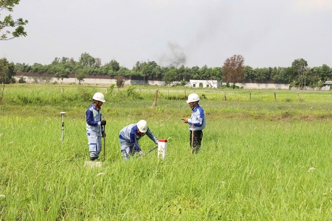 Cắm mốc để chuẩn bị giải phóng mặt bằng Dự án đường cao tốc TP.HCM - Mộc Bài - Ảnh: Lê Anh 