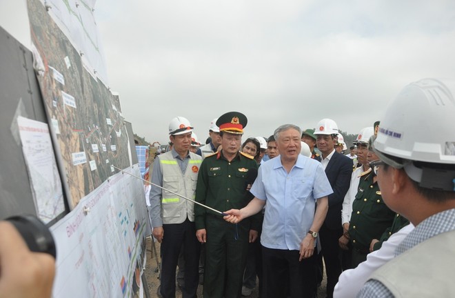 Phó thủ tướng Thường trực Chính phủ Nguyễn Hoà Bình kiểm tra thực tế Dự án cao tốc đoạn Hòa Liên - Túy Loan. Ảnh: Hoàng Anh 