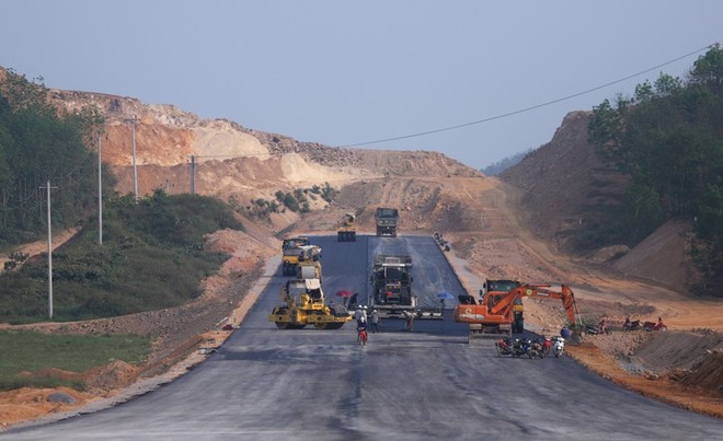 Phấn đấu hoàn thành tuyến chính cao tốc trước ngày 30/4/2025, hoàn thành toàn bộ 5 dự án trước ngày 30/6/2025. 