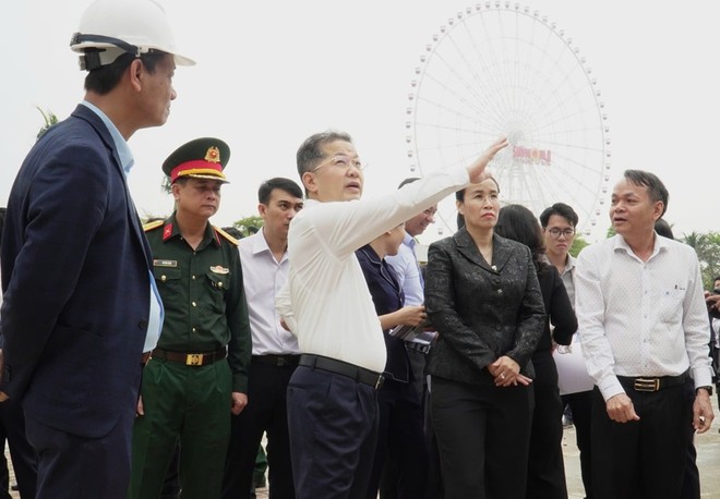 Bí thư Đà Nẵng, ông Nguyễn Văn Quảng kiểm tra tiến độ chuẩn bị tổ chức lễ kỷ niệm 50 năm ngày Giải phóng thành phố Đà Nẵng tại Cung thể thao Tiên Sơn.