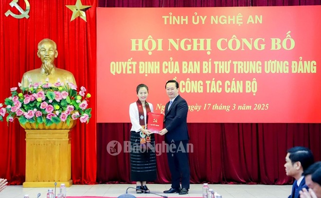 Ông Nguyễn Đức Trung, Bí thư Tỉnh ủy Nghệ An trao Quyết định của Ban Bí thư Trung ương Đảng chuẩn y chức vụ Phó bí thư Tỉnh ủy Nghệ An cho bà Võ Thị Minh Sinh. Ảnh: Báo Nghệ An