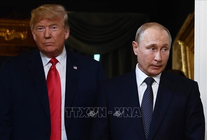 Tổng thống Liên bang Nga Vladimir Putin (phải) và ông Donald Trump trong một cuộc gặp năm 2018. Ảnh tư liệu: AFP/TTXVN