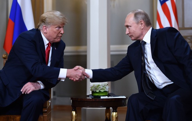 Tổng thống Mỹ Donald Trump và người đồng cấp Liên bang Nga Vladimir Putin tại cuộc gặp ở Phần Lan. Ảnh: AFP/TTXVN