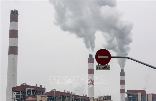 Khí thải bốc lên từ một nhà máy ở Thượng Hải, Trung Quốc. Ảnh tư liệu: AFP/TTXVN