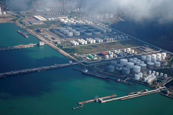 Các bồn chứa dầu và khí đốt tại kho dầu ở Chu Hải, Trung Quốc. (Ảnh: Reuters)