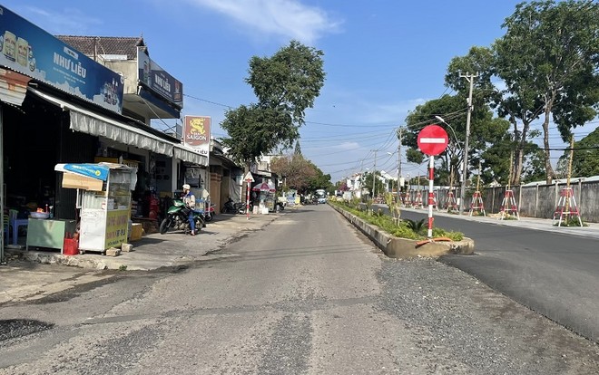 Dự án đường Trường Chinh có tổng vốn đầu tư 457 tỷ đồng thi công nhiều năm không xong, do đó Chủ tịch UBND tỉnh Kon Tum yêu cầu chủ đầu tư hoàn thành giải quyết khó khăn, vướng mắc trong quý III/2025.