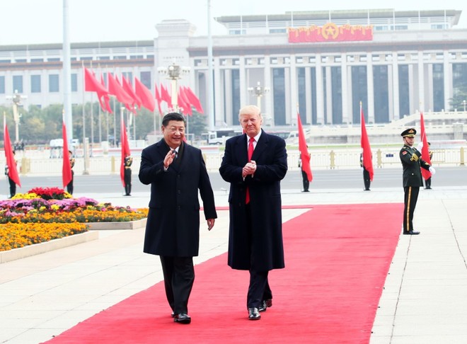 Chủ tịch Trung Quốc Tập Cận Bình (trái) trong lễ đón chính thức Tổng thống Mỹ Donald Trump tới thăm Bắc Kinh ngày 9/11/2017. Ảnh: THX/TTXVN