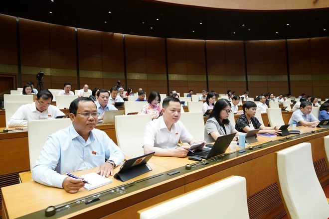 Quốc hội nghe tờ trình về việc rút ngắn nhiệm kỳ Quốc hội khoá XV và Hội đồng nhân dân các cấp nhiệm kỳ 2021 - 2026.