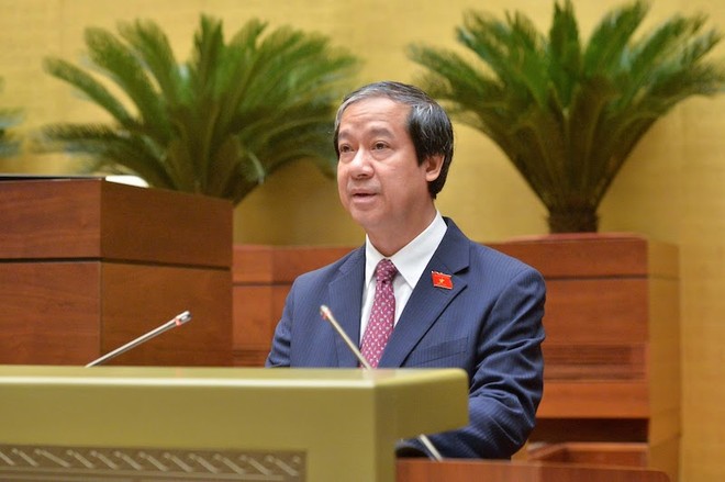 Bộ trưởng Bộ Giáo dục và Đào tạo Nguyễn Kim Sơn trình bày báo cáo.