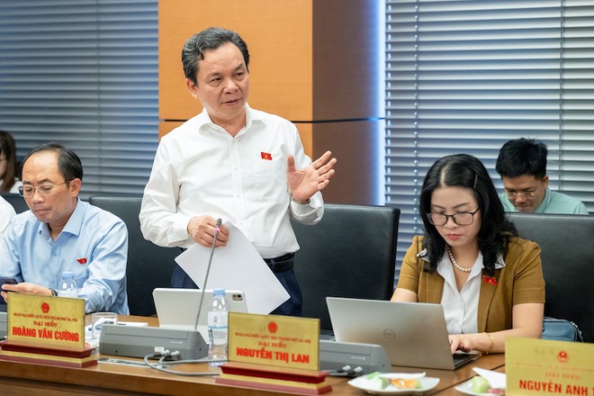 Đại biểu Hoàng Văn Cường phát biểu tại tổ. Ảnh: PT