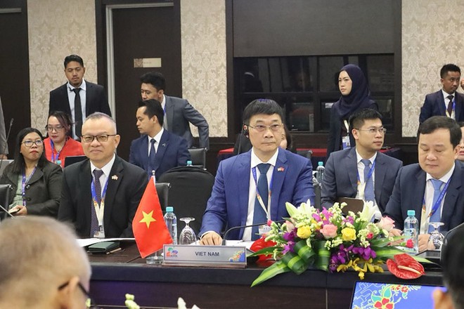 Phó chủ tịch Quốc hội Vũ Hồng Thanh tham dự Phiên họp trù bị cho Cuộc gặp các nhà lãnh đạo Hiệp hội các quốc gia Đông Nam Á (ASEAN) - Hội đồng liên nghị viện các nước ASEAN (AIPA). Ảnh: BNG
