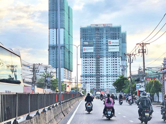 Tuyến đường Quốc lộ 1K, đoạn qua TP. Dĩ An (Bình Dương) “gồng gánh” hàng chục dự án bất động sản.