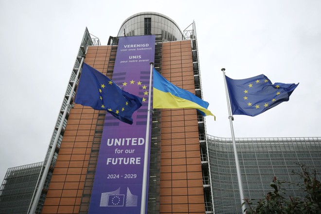 Cờ Liên minh châu Âu và cờ Ukraine tại trụ sở Ủy ban châu Âu ở Brussels, Bỉ. Ảnh: THX/TTXVN