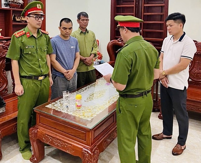 Cơ quan Cảnh sát điều tra Công an tỉnh Quảng Bình tống đạt quyết định khởi tố, lệnh bắt tạm giam đối với Lê Thế Hải (áo phong xanh cổ tròn) – Giám đốc Công ty TNHH cung ứng nhân lực Win Group.