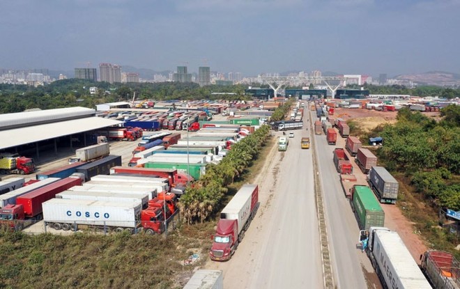 Cần khắc phục tình trạng ùn tắc nông sản xuất khẩu tại các cửa khẩu biên giới. (Ảnh minh hoạ) 
