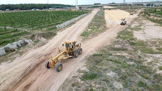 Thi công tuyến cao tốc Biên Hòa - Vũng Tàu. Ảnh: Lê Toàn