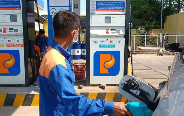 Về lâu dài, cần nghiên cứu phương án sửa đổi một cách đồng bộ cả thuế tiêu thụ đặc biệt lẫn thuế bảo vệ môi trường để có thể đánh thuế đối với mặt hàng xăng một cách hợp lý.