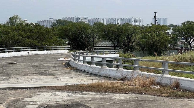 Điểm đầu của Dự án nối với đường Võ Văn Kiệt, hạng mục cầu vượt xây dựng dở dang cách đây 10 năm, sau đó dừng lại cho đến nay - Ảnh: Lê Anh
