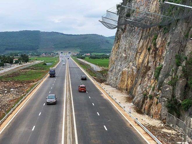 Tuyến cao tốc Bắc - Nam phía Đông được đề xuất mở rộng từ quy mô 4 làn xe hạn chế lên quy mô 6 làn xe. Trong ảnh: Đoạn Mai Sơn - Quốc lộ 45.