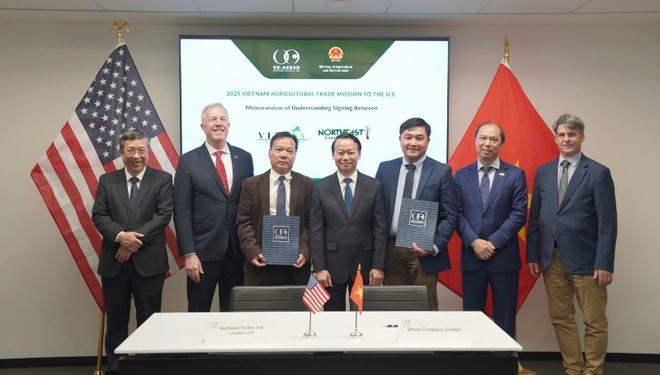 Bộ trưởng Đỗ Đức Duy và Chủ tịch Hội đồng Kinh doanh Hoa Kỳ - ASEAN, Ted Osius, chứng kiến lễ ký biên bản hợp tác giữa doanh nghiệp Việt Nam và Hoa Kỳ. Ảnh: Đoàn công tác.