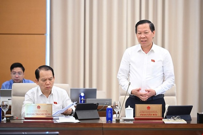 Chủ nhiệm Ủy ban Kinh tế và Tài chính Phan Văn Mãi phát biểu tại phiên thảo luận.