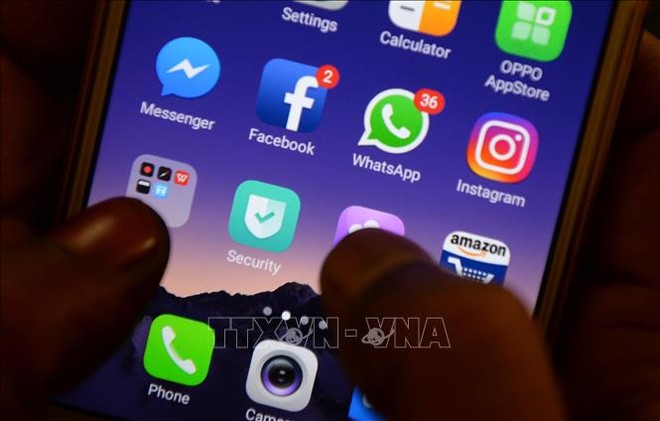 Biểu tượng Facebook, Instagram, Whatsapp trên một màn hình điện thoại. Ảnh minh họa: AFP/TTXVN