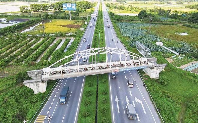 Một cầu đường sắt thi công dang dở trên tuyến đường sắt Yên Viên - Phả Lại - Hạ Long - Cái Lân.
