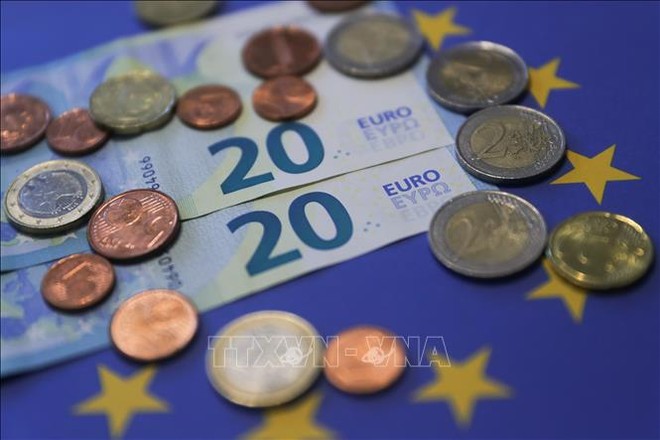 Đồng tiền giấy và xu mệnh giá 20 euro tại Brussels, Bỉ. Ảnh: THX/TTXVN