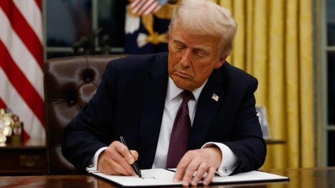 Tổng thống Mỹ Donald Trump ký sắc lệnh tại Nhà Trắng, Washington, DC. Ảnh: Getty Images/TTXVN