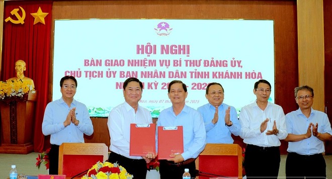 Ông Nguyễn Tấn Tuân, nguyên Chủ tịch UBND tỉnh Khánh Hòa cũ (thứ tư từ phải sang) bàn giao nhiệm vụ Bí thư Đảng ủy, Chủ tịch UBND tỉnh Khánh Hòa nhiệm kỳ 2021 - 2026 cho ông Trần Quốc Nam, nguyên Chủ tịch UBND tỉnh Ninh Thuận cũ (thứ hai từ trái sang). Ảnh: Bảo Anh