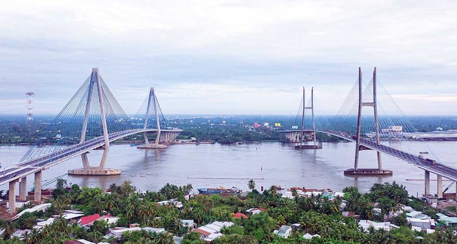 Hàng loạt công trình hạ tầng giao thông trọng điểm được đầu tư xây dựng trên địa bàn tỉnh Vĩnh Long. Trong ảnh: cầu Mỹ Thuận bắc qua sông Tiền