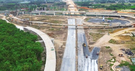 Để thúc đẩy tăng trưởng, cần đẩy mạnh giải ngân vốn đầu tư công. Trong ảnh: Xây dựng cao tốc Biên Hòa - Vũng Tàu. Ảnh: Lê Toàn
