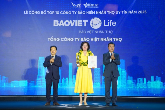 Lãnh đạo Bảo Việt Nhân thọ nhận giải