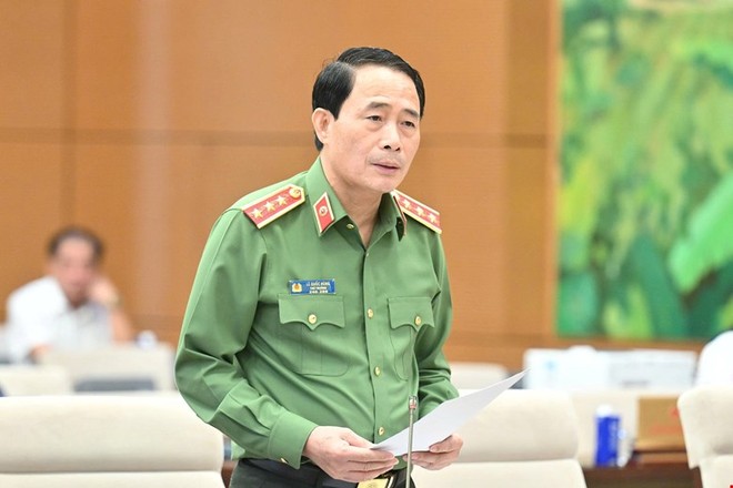Thứ trưởng Bộ Công an Lê Quốc Hùng trình bày tờ trình dự án luật.