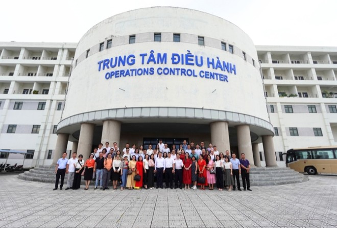 Sáng 13/8, Sở Du lịch Hà Nội phối hợp với Công ty TNHH MTV đường sắt Hà Nội và các doanh nghiệp Lữ hành trên địa bàn Thành phố khảo sát sản phẩm du lịch thuộc tuyến đường sắt đô thị số 2A (Hà Đông - Cát Linh). Ảnh: Hồ Hạ.