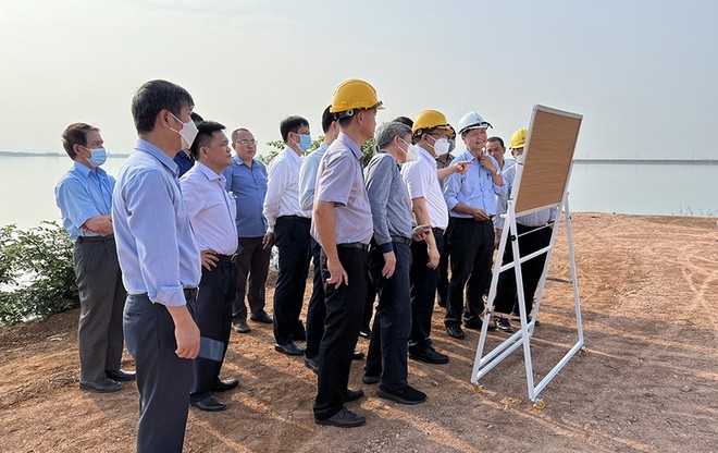 Đoàn công tác của EVN kiểm tra hiện trường thực hiện dự án nhà máy thủy điện Trị An mở rộng. 