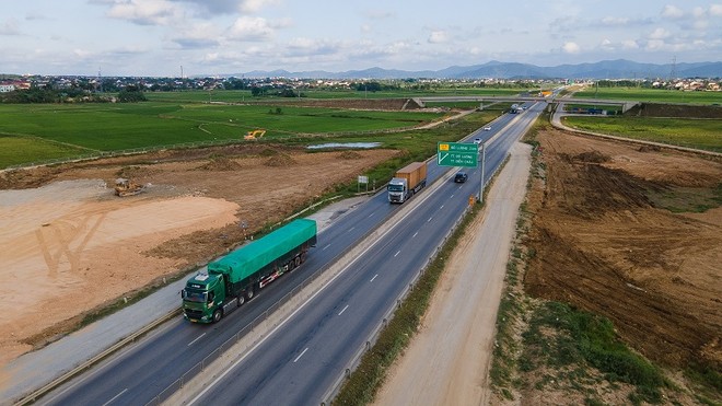 Các công trình hạ tầng giao thông đang được đẩy mạnh đầu tư xây dựng, đáp ứng yêu cầu phát triển kinh tế - xã hội. Ảnh: Dũng Minh