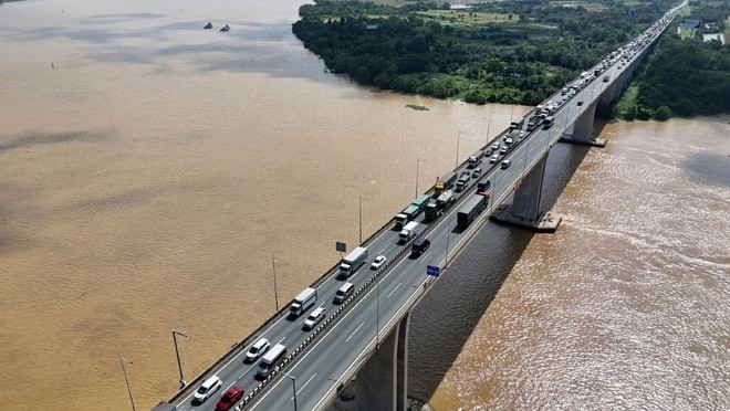 Cầu Long Thành trên cao tốc TP.HCM - Long Thành sẽ được xây dựng một đơn nguyên cầu mới với quy mô 5 làn xe hoàn chỉnh theo chiều từ TP.HCM đi Long Thành, bên phải cầu hiện hữu.
