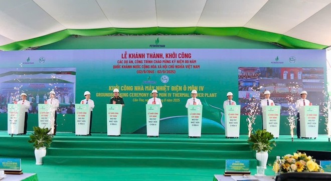 Các đại biểu thực hiện nghi thức khởi công. 