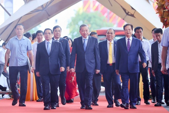 Tổng Bí thư Tô Lâm, Thủ tướng Phạm Minh Chính, nguyên Thủ tướng Nguyễn Tấn Dũng và các đồng chí lãnh đạo tới dự tại điểm cầu chính.