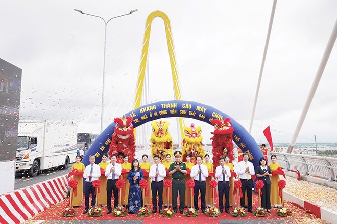 Các công trình, dự án được khánh thành, khởi công trên cả nước sẽ tạo cú hích quan trọng cho tăng trưởng GRDP của các địa phương và nền kinh tế. Trong ảnh: Khánh thành cầu Máy Chai và đường dẫn 2 đầu cầu thuộc Dự án Khu vui chơi giải trí, nhà ở và công viên sinh thái đảo Vũ Yên (Hải Phòng). Ảnh: Thanh Sơn 
