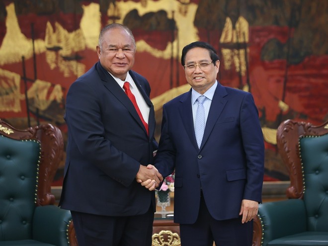 Thủ tướng Chính phủ Phạm Minh Chính (phải) và ông Bendito dos Santos Freitas.